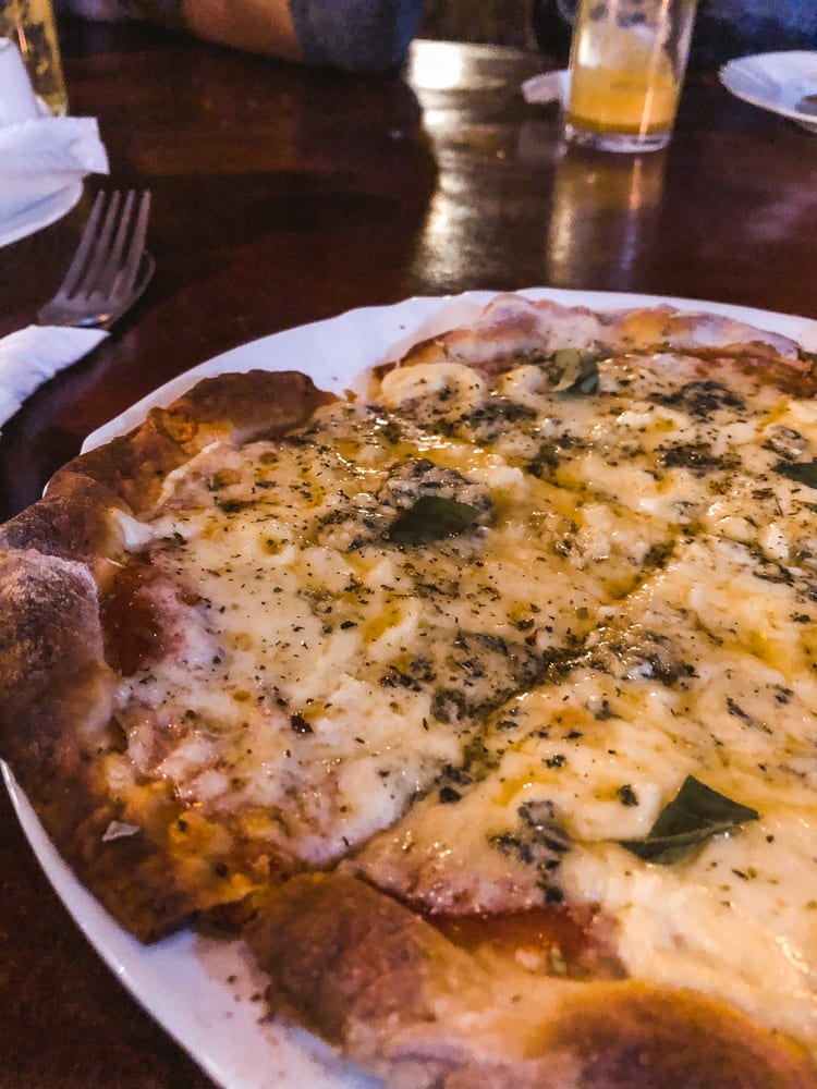 Pizza de quatro queijos no Restaurante Tempos Antigos na Chapada dos Veadeiros